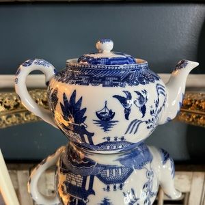 COPY - Lovely Blue Willow teapot in fine white porcelain by Hic Japan